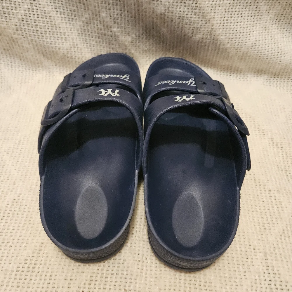 Yankees~ Double buckle~slip on sandles~‎ Size Small~5-6 Adult